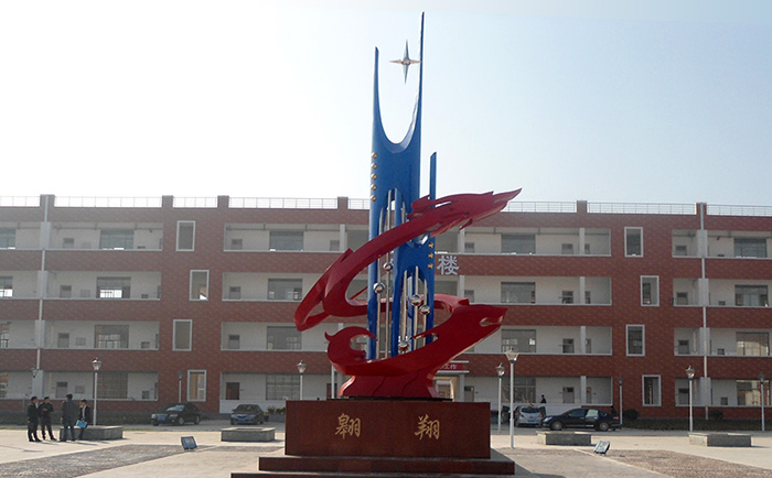 不銹鋼雕塑制作完成之后，需要對(duì)表面進(jìn)行打磨噴漆，這樣才可以獲得想要的表面效果，不銹鋼雕塑打磨噴漆有一些注意事項(xiàng)，下面給大家介紹一下。